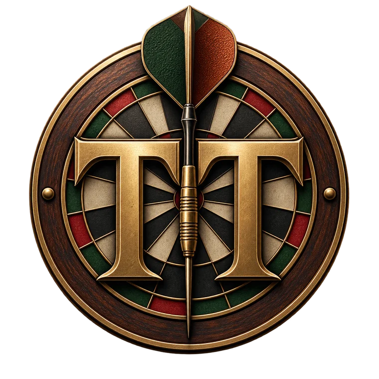 TipsyTreble-Emblem: Messing-TT auf einer Dartscheibe mit Pfeil